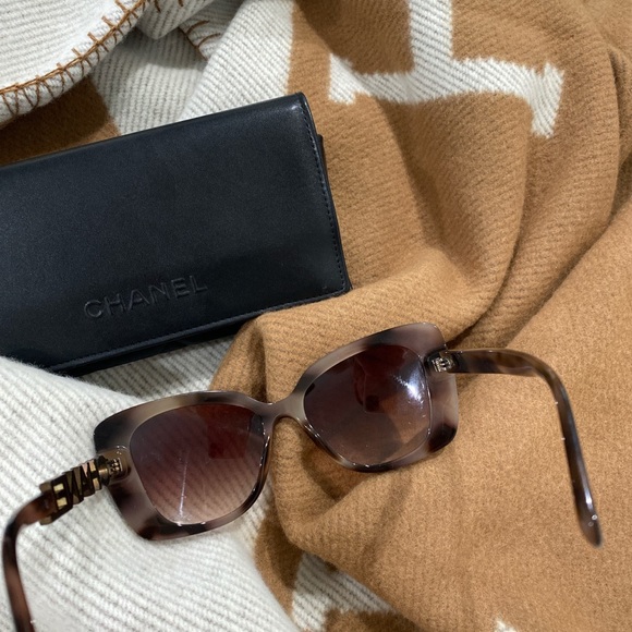 Chanel tortoise brown square sunglasses with crystal logo - Picture 5 of 7